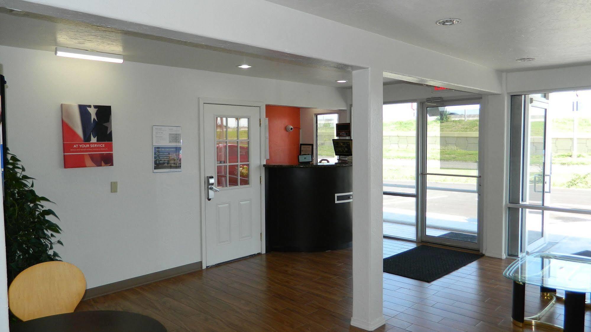 Hotel 6-oklahoma City, Ok - Airport East 2*